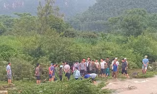 Gần 100 người tìm kiếm cô gái mất tích do mưa lũ ở Hoà Bình