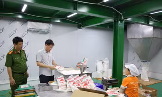 Cơ sở sản xuất dầu ăn, mì chính, hạt nêm giả tuồn hàng vào bếp ăn khu công nghiệp