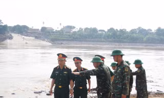Thiếu tướng quân đội tới kiểm tra cầu phao Phong Châu