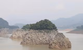 Hồ thủy điện Hòa Bình cạn bất thường, mực nước xuống thấp kỷ lục