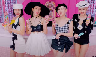 Mix đồ bơi vào trang phục diễn, stylist có đang “làm khó” cho các cô gái BLACKPINK?