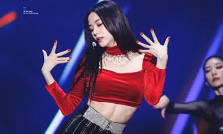 Muốn biết cơ bụng số 11 chuẩn của phái nữ trông thế nào, cứ nhìn Jisoo (BLACKPINK) là rõ