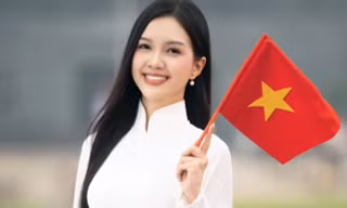 Thí sinh Hoa hậu Việt Nam mặc áo dài trắng hòa cùng không khí đại lễ