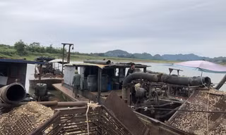 Tàu khai thác trái phép trên sông Mã. Ảnh minh hoạ