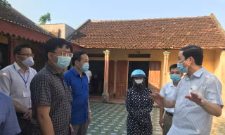Chủ tịch UBND tỉnh Thanh Hoá Đỗ Minh Tuấn chỉ đạo tại huyện Thiệu Hoá ngay khi có ca mắc COVID-19 mới chiều ngày 22/5.