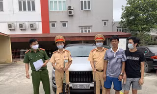 Kiểm tra xe lưu thông, phát hiện 2 khẩu súng không giấy tờ