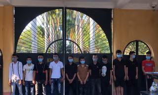 Một cô gái bị trêu ghẹo, hơn 40 thanh niên cầm hung khí lao vào hỗn chiến