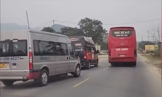 Điều khiển ô tô dàn hàng ngang chặn xe khác khi đồng nghiệp ‘nhờ’