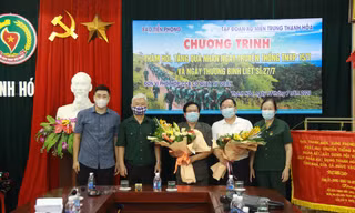 Tặng quà tri ân cựu Thanh niên xung phong Thanh Hóa