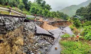 Sạt lở nghiêm trọng trên Quốc lộ 15C, sơ tán hàng trăm hộ dân ở Mường Lát