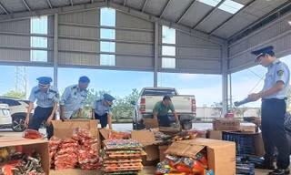 Thu giữ lượng lớn đồ chơi, thực phẩm không rõ nguồn gốc ở Thanh Hóa