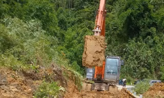 Khắc phục các điểm sạt lở, thông xe Quốc lộ 15C lên huyện Mường Lát