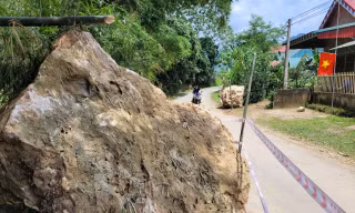 Nhiều tảng đá lăn xuống đường sau mưa dông