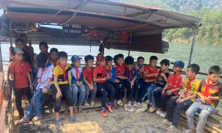 Học trò vùng khó ở làng Bèo Bọt mong có cầu qua sông