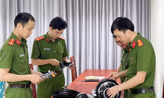 Đồng loạt khám xét 9 địa điểm trong đường dây buôn lậu bình ắc quy, phụ tùng xe điện
