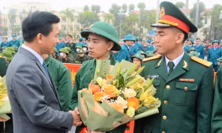 Hơn 3.500 thanh niên Thanh Hóa, 900 thanh niên Quảng Bình lên đường nhập ngũ