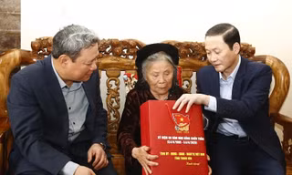 Tri ân thân nhân liệt sĩ và dân quân chiến đấu bảo vệ cầu Hàm Rồng