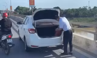 Xử phạt 13,5 triệu đồng người đàn ông dừng xe ô tô trên cầu vứt đồ xuống sông ở Thanh Hóa