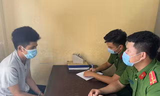 Mặc áo ngành y để 'thông chốt' đi mua ma túy 