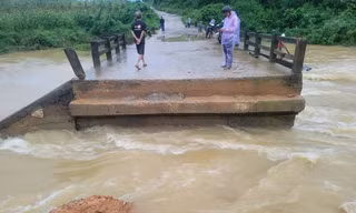 Lũ làm gãy đứt, trôi đoạn cầu Bến Nhạ ở Thanh Hóa