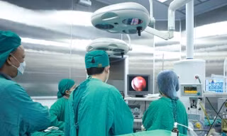 Khó thở, ho nhiều về đêm, đi khám phát hiện đỉa trâu sống trong khe mũi 