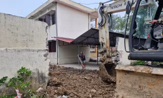 Tháo dỡ trạm biến áp dựng trong khuôn viên trường học ở Thanh Hóa