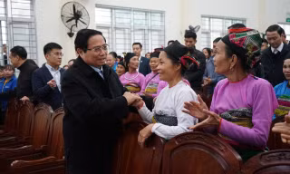 Thủ tướng Phạm Minh Chính chúc Tết gia đình chính sách, công nhân tại Thanh Hóa