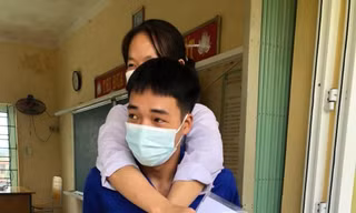 Nữ sinh bị teo cả hai chân cháy bỏng ước mơ vào đại học