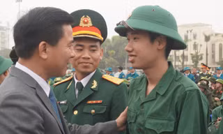 Nam tân binh mồ côi tình nguyện nhập ngũ