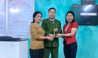 Cô giáo nhặt được dây vàng 50 triệu đồng, tìm trả người đánh mất