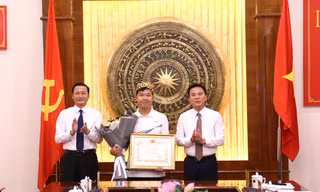 Lãnh đạo tỉnh Thanh Hóa trao thưởng cho tân quán quân Đường lên đỉnh Olympia 