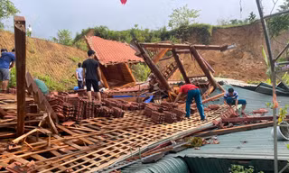 Sập nhà ở Thanh Hoá, cả gia đình 3 người mắc kẹt