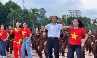 Hiệu trưởng tập vũ đạo, chuẩn bị cổ vũ cho thí sinh Thanh Hóa trước chung kết Olympia