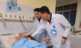 Bệnh nhân hôn mê do sưởi ấm bằng than củi, điều trị tại Bệnh viện đa khoa tỉnh Thanh Hoá.