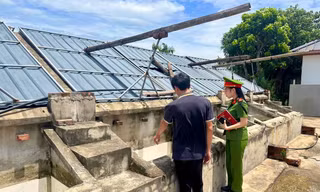 Công an Thanh Hóa xác minh vụ hàng nghìn chai nước mắm bị vứt bỏ bên đường