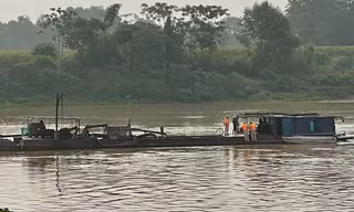 Bắt giữ 2 thuyền sắt bơm hút cát trái phép trên sông Mã 