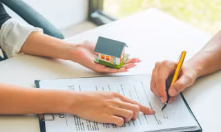 Ký hợp đồng bất động sản. Ảnh minh hoạ.