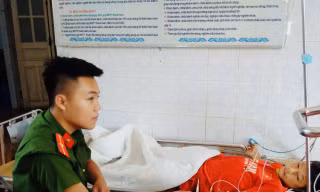 Thiếu uý Vi Văn Thắng bên cạnh Sung Văn Dế