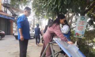 Cá chép 'trượt băng' ngày ông Công ông Táo