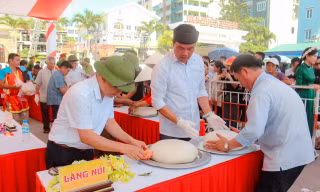 Độc đáo lễ hội bánh chưng, bánh giầy ở Sầm Sơn