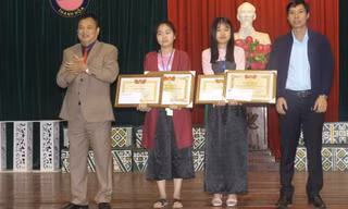 Khen thưởng hai nữ sinh nhặt được của rơi trả người đánh mất
