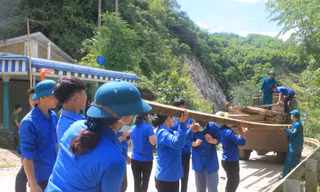 Đoàn viên thanh niên hỗ trợ di dời 35 hộ dân khỏi vùng bị sạt lở do mưa lũ