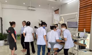 Tháo dỡ hàng loạt bảng biển cơ sở nha khoa hoạt động trái phép ở Thanh Hoá