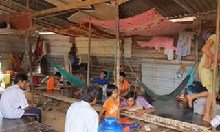 Đắng lòng kế mưu sinh xứ người