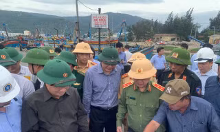Trung tướng Nguyễn Văn Sơn, Thứ trưởng Bộ Công an, có mặt tại Đà Nẵng chỉ huy công an phối hợp các lực lượng ứng phó bão...