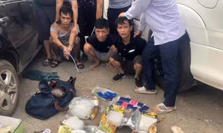 Các đối tượng bị bắt giữ cùng tang vật.