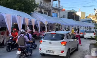 Cỗ bàn đã bày ra nhưng không ai đến.