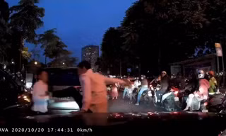 Sau va chạm, hai tài xế ô tô bỏ xe lao vào đánh nhau giữa đường