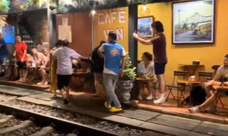 Thót tim nhìn lại cảnh khách nhốn nháo bỏ chạy ở phố cà phê đường tàu