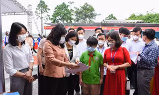 Bí thư Tỉnh ủy Bắc Ninh Đào Hồng Lan, Chủ tịch UBND tỉnh Bắc Giang Nguyễn Hương Giang thăm quan các gian hàng tại triển lãm.